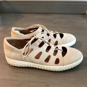 Lace up cut out sporty sneaker